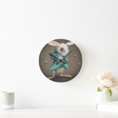 Weißkaninchen mit Uhr (Zuhause)