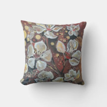 Weißkirsche blüht im Hintergrund