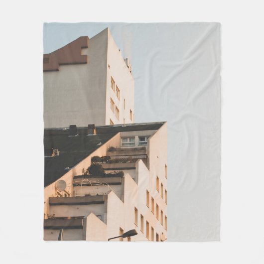 WEISSKONKRETES GEBÄUDE FLEECEDECKE (Vorderseite)