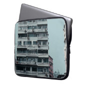 WEISSKONKRETES GEBÄUDE LAPTOPSCHUTZHÜLLE (Vorderseite Links)