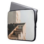 WEISSKONKRETES GEBÄUDE LAPTOPSCHUTZHÜLLE (Vorderseite Links)