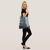WEISSKONKRETES GEBÄUDE TASCHE (Am Model)