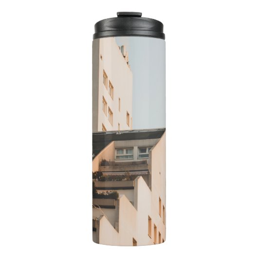 WEISSKONKRETES GEBÄUDE THERMOSBECHER (Vorderseite)