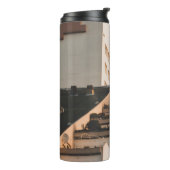 WEISSKONKRETES GEBÄUDE THERMOSBECHER (Nach links gedreht)