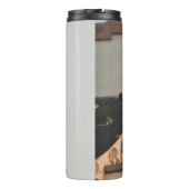 WEISSKONKRETES GEBÄUDE THERMOSBECHER (Rückseite)