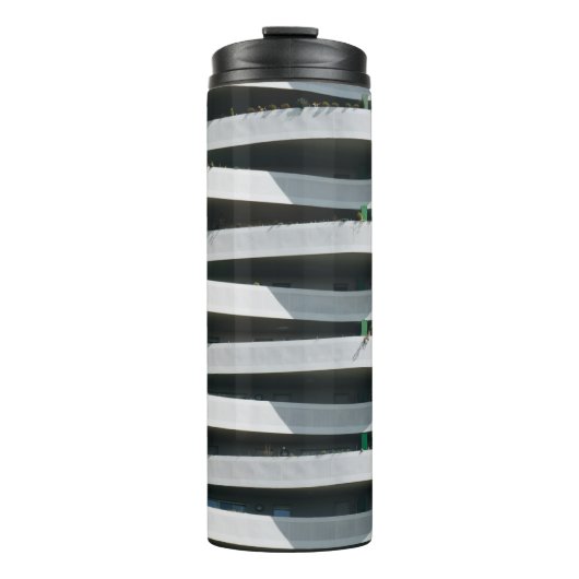 WEISSKONKRETES GEBÄUDE THERMOSBECHER (Vorderseite)
