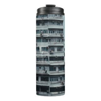 WEISSKONKRETES GEBÄUDE THERMOSBECHER