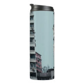 WEISSKONKRETES GEBÄUDE THERMOSBECHER (Nach rechts gedreht)