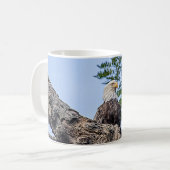 Weißkopfseeadler auf einem Baumast Kaffeetasse (Vorderseite Links)