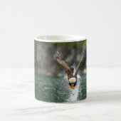 Weißkopfseeadler der große Fang Kaffeetasse (Mittel)