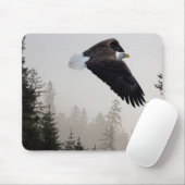 Weißkopfseeadler durch Nebel fliegend Mousepad (Mit Mouse)