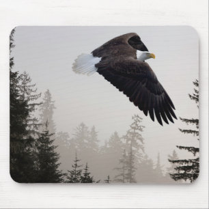 Weißkopfseeadler durch Nebel fliegend Mousepad
