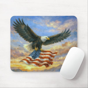 Weißkopfseeadler fliegt mit amerikanischer Flagge Mousepad