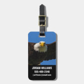 Weißkopfseeadler Flug nah Gepäckanhänger (Vorderseite vertikal)