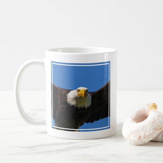 Weißkopfseeadler Flug nah Kaffeetasse (Mit Donut)