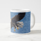 Weißkopfseeadler im Flug Jumbo-Tasse (Vorderseite Rechts)