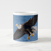 Weißkopfseeadler im Flug Jumbo-Tasse (Vorderseite)