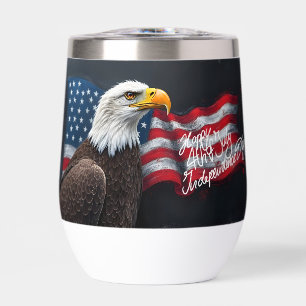 Weißkopfseeadler mit amerikanischer Flagge 4. Juli