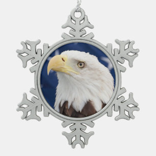 Weißkopfseeadler mit der amerikanischen Flagge Schneeflocken Zinn-Ornament