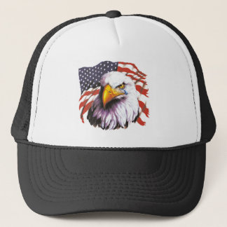 Weißkopfseeadler mit einem Riss - USA-Flagge im Truckerkappe