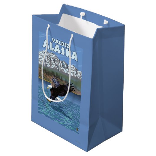 Weißkopfseeadler-Tauchen - Valdez, Alaska Mittlere Geschenktüte (Rückseite Schrägansicht)
