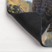 Weißkopfseeadler über einem Bergsee Mousepad (Ecke)