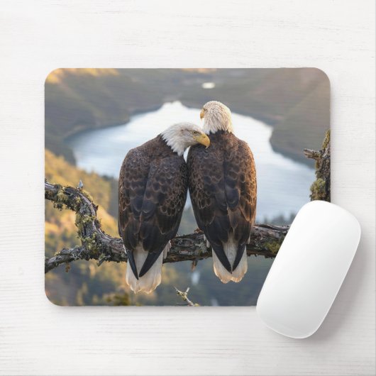 Weißkopfseeadler über einem Bergsee Mousepad (Mit Mouse)