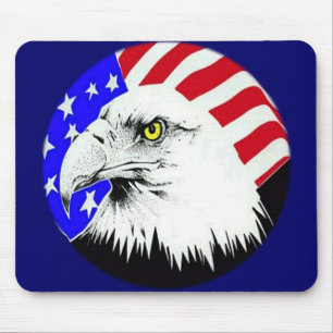 Weißkopfseeadler und amerikanische Flagge Mousepad