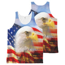 Weißkopfseeadler und die amerikanische Flagge