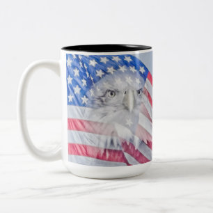 Weißkopfseeadler und die amerikanische Flagge Zweifarbige Tasse