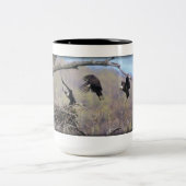Weißkopfseeadlerlandung Zweifarbige Tasse (Mittel)