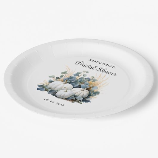 Weißkürbis und Eukalyptus-Grüntöne Brautparty Pappteller (Schrägansicht)