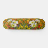 Weißmohn, die um die farbenfrohen Blume wachsen Skateboard (Horizontal)