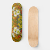 Weißmohn, die um die farbenfrohen Blume wachsen Skateboard (Vorderseite)