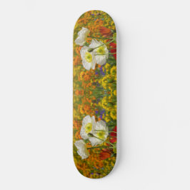 Weißmohn, die um die farbenfrohen Blume wachsen Skateboard