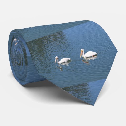 Weißpelikane auf blauer Krawatte (Gerollt)