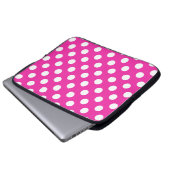 Weißpolka-Punkte auf Fuchsia Laptopschutzhülle (Vorne Knopf)
