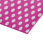 Weißpolka-Punkte auf Fuchsia Schneidebrett (Ecke)