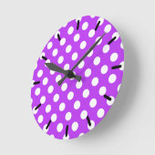 Weißpolka Punkte auf leuchtend lila Runde Wanduhr (Winkel)