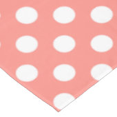 Weißpolka-Punkte auf Pfirsich Tischdecke (Schrägansicht)