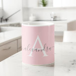 Weißrosa Name Initial Monogram Elegant Script Kaffeetasse<br><div class="desc">Rosa, Rosa, Grau und Weiß-elegante Monogram Hand Lettered Script Name and Initial Coffee Tasse. Die Tasse ist das ideale Geschenk für jemanden, der moderne und stilvolle Chic-Lieben für einen Geburtstag, eine Hochzeit, einen Weihnachtsfeiertag, ein Brautparty oder einen besondere Anlass schenkt. Bitte kontaktieren Sie den Designer, um passende Artikel zu erhalten....</div>