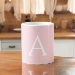 Weißrosa Name Initial Monogram Elegant Script Kaffeetasse<br><div class="desc">Rosa, Rosa, Grau und Weiß-elegante Monogram Hand Lettered Script Name and Initial Coffee Tasse. Die Tasse ist das ideale Geschenk für jemanden, der moderne und stilvolle Chic-Lieben für einen Geburtstag, eine Hochzeit, einen Weihnachtsfeiertag, ein Brautparty oder einen besondere Anlass schenkt. Bitte kontaktieren Sie den Designer, um passende Artikel zu erhalten....</div>