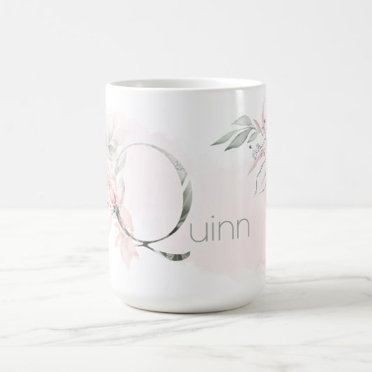 Weißrosa Rosenmonogramm-Letter Q Kaffeetasse (Mittel)