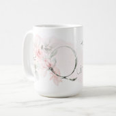 Weißrosa Rosenmonogramm-Letter Q Kaffeetasse (Vorderseite Links)