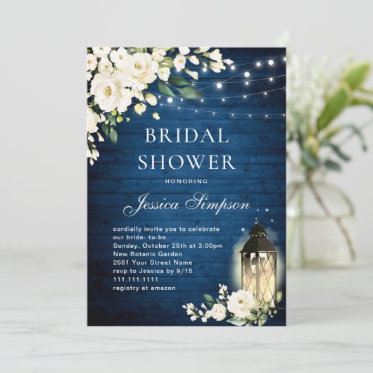 Weißrosen Blau-Holz-Laternenholz Brautparty Einladung (Stehend Vorderseite)