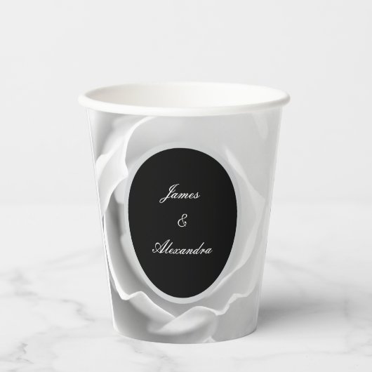 Weißrosen| Elegantes modernes Blumendesign Pappbecher (Vorderseite)