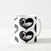 Weißschwan auf schwarz kaffeetasse (VorderseiteRechts)