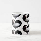 Weißschwan auf schwarz kaffeetasse (Mittel)