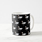 Weißschwan auf schwarz kaffeetasse (VorderseiteRechts)