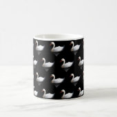 Weißschwan auf schwarz kaffeetasse (Mittel)